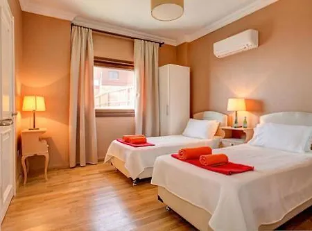 Margaz Sleeps 8 With Pool Air Con And Wifi